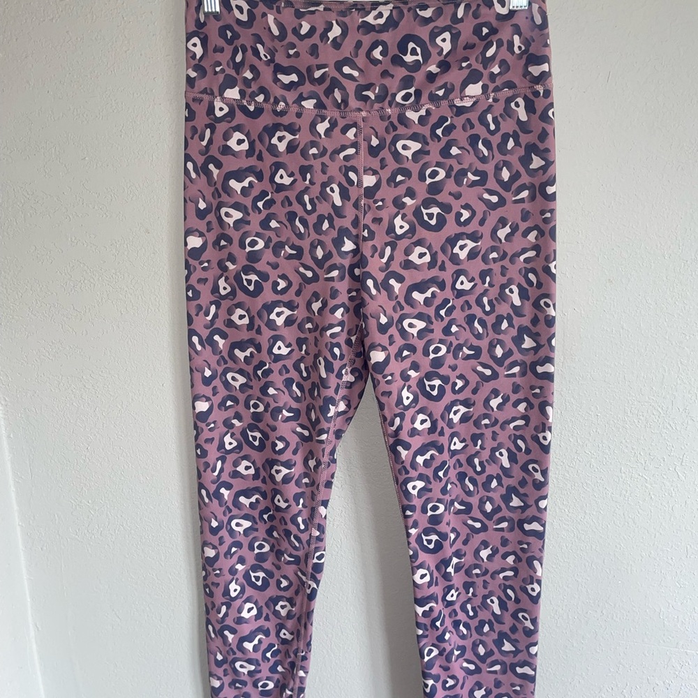 Chic Leopard Print Women's Leggings Medium
